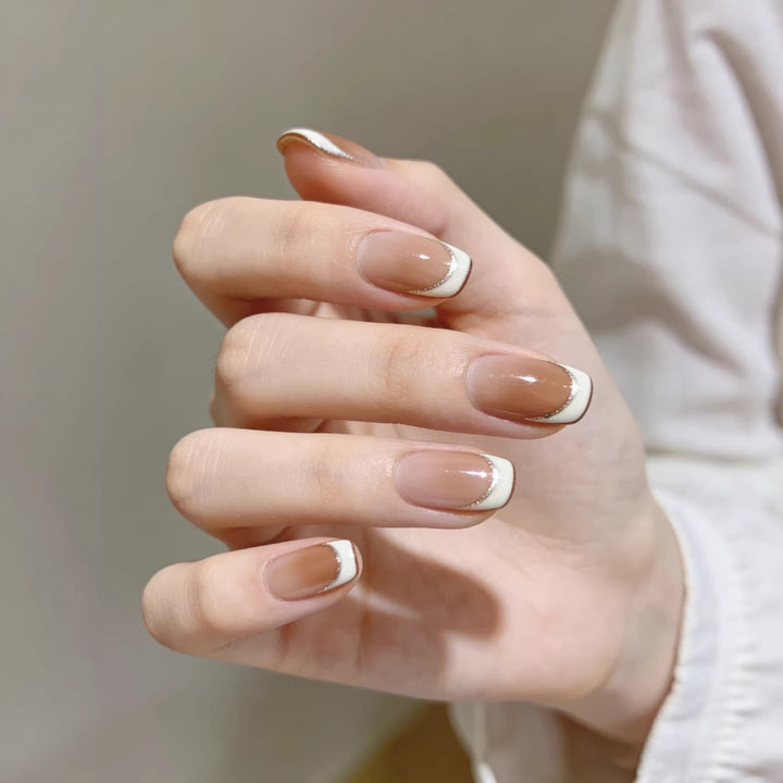 Französisches Tipp-Nageldesign