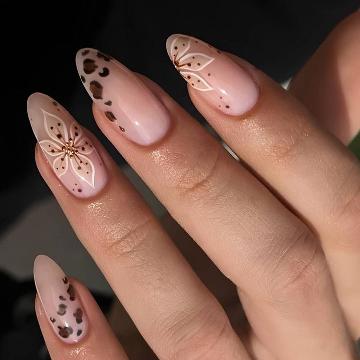 Elegante Kunstnägel mit floralem Design und Akzenten Karnz
