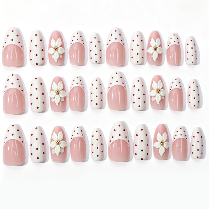 Kunstnagelset mit zarten Blüten- und Puntierungselementen Karnz