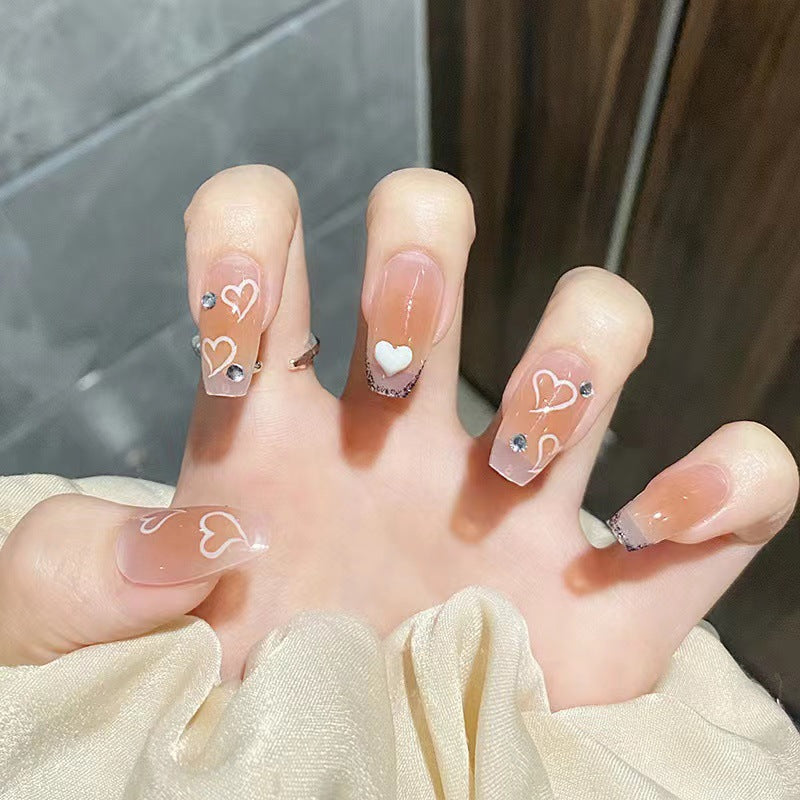 Kunstvolle Nagelspitzen im Herzdesign Karnz