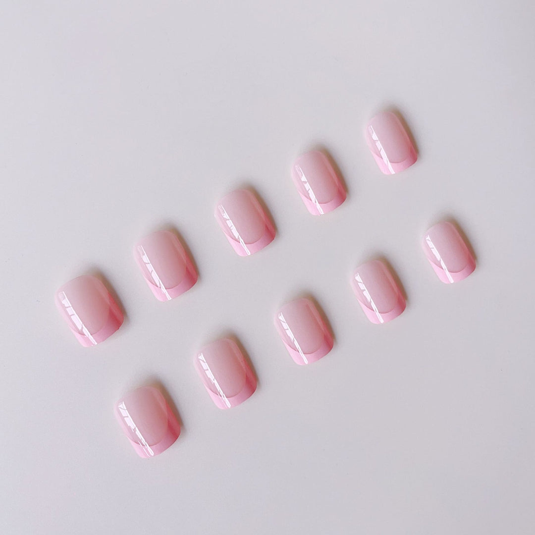 Kunstnagelset mit modernen French-Spitzen und elegantem Glanz Karnz