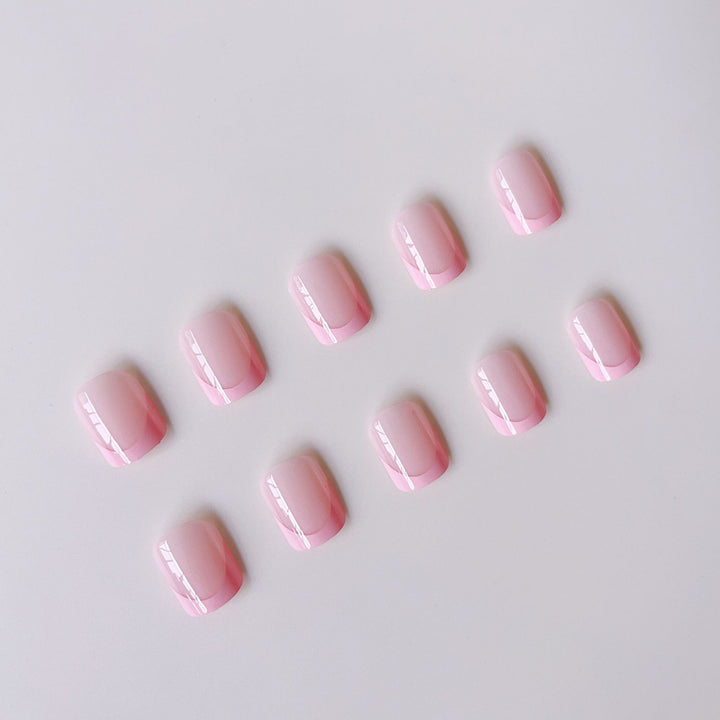 Kunstnagelset mit modernen French-Spitzen und elegantem Glanz Karnz