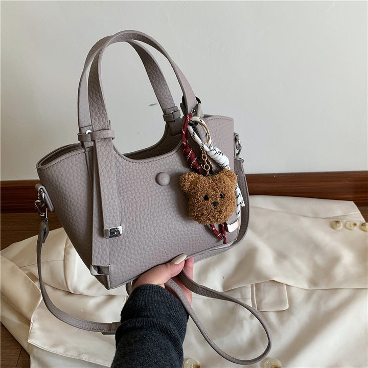 Texturierte Mini Tote-Handtasche mit charmantem Bären-Schlüsselanhänger
