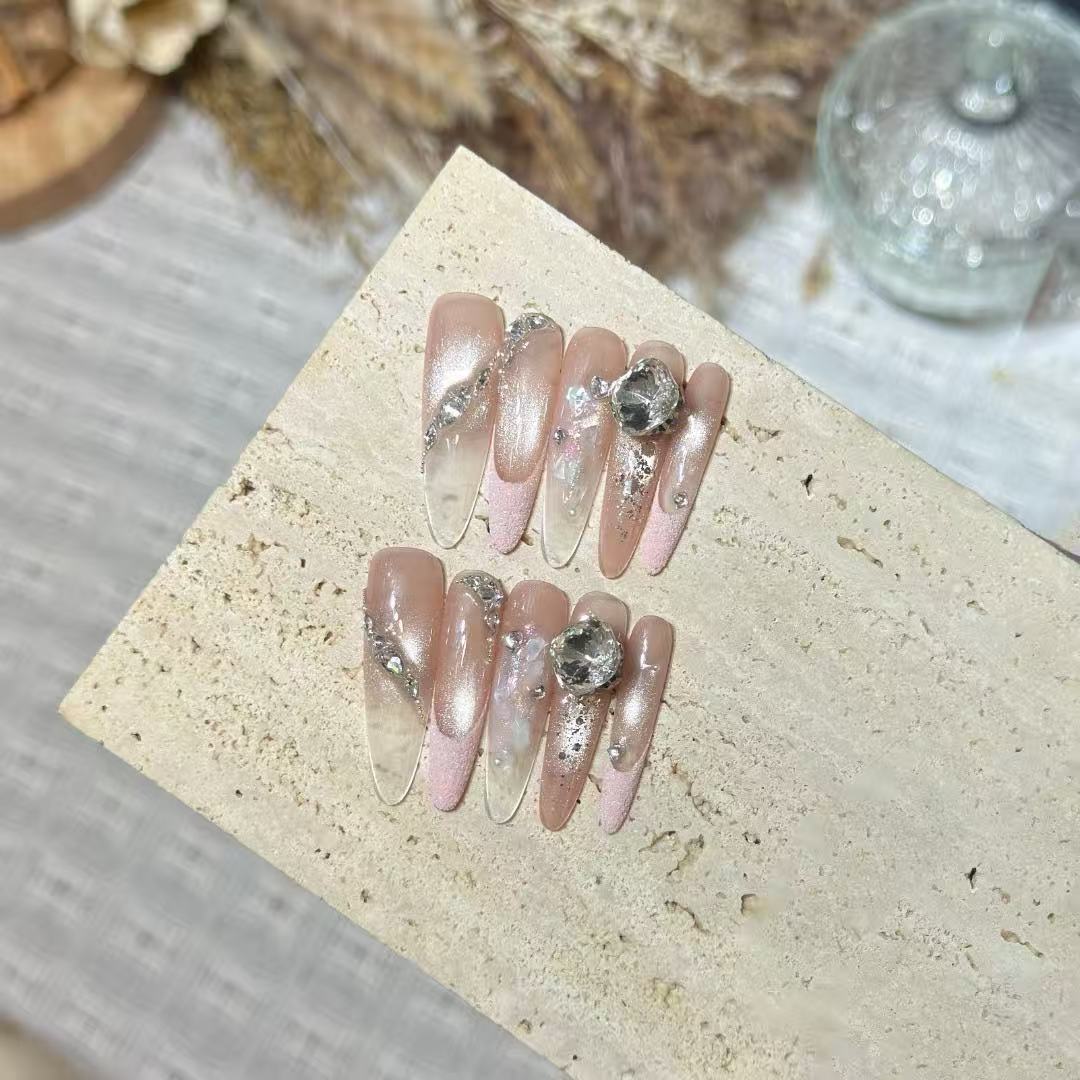 Dekorative Nagelkunst