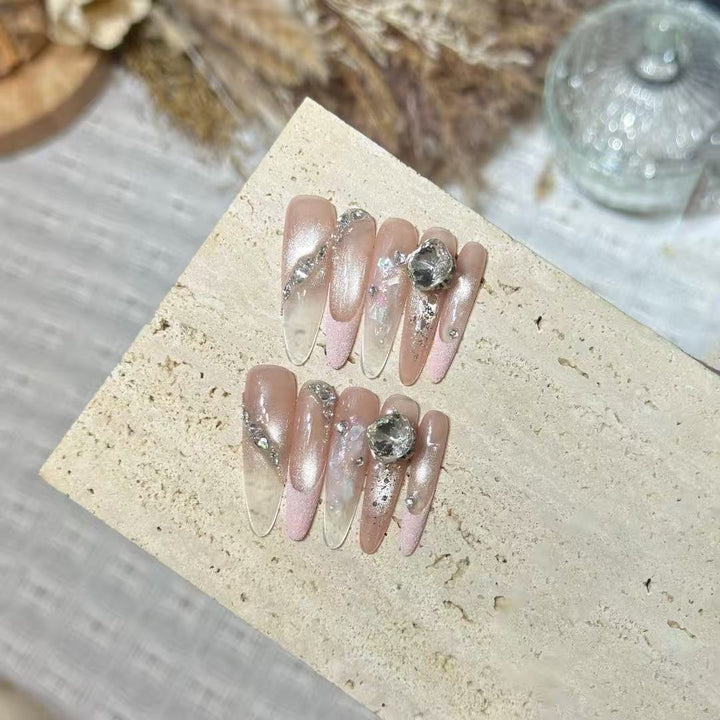 Dekorative Nagelkunst