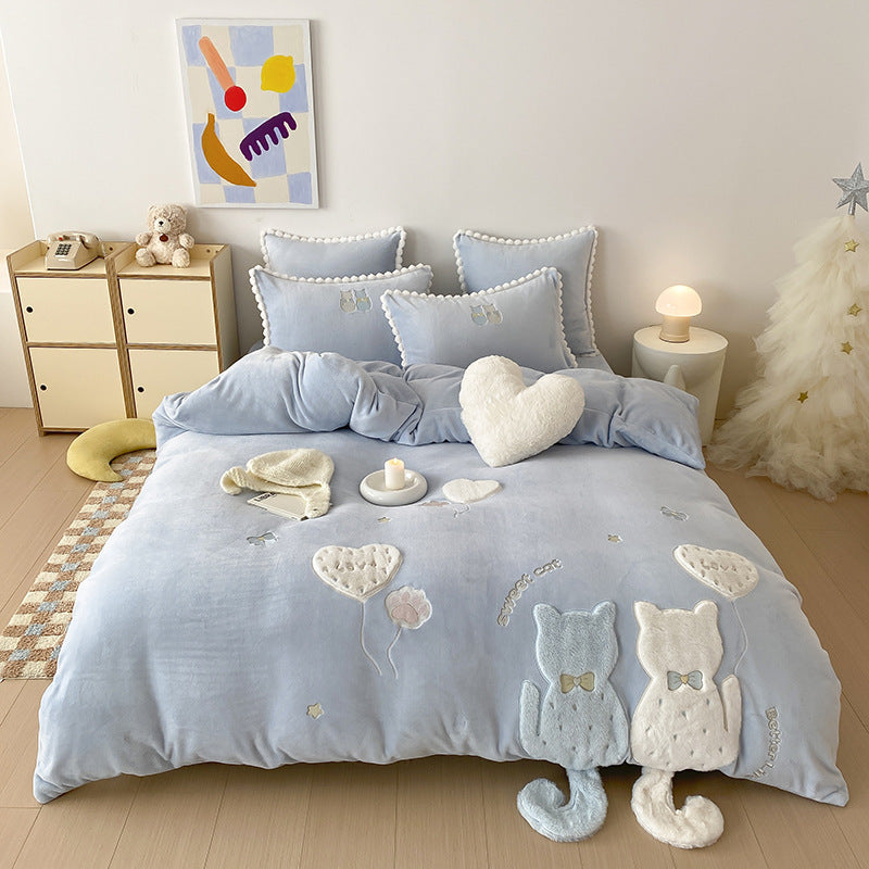 Niedliches Bettwäsche‑Set aus Feinsatin mit 3D‑Katzenapplikationen, Pompon‑Borte & Zierkissen