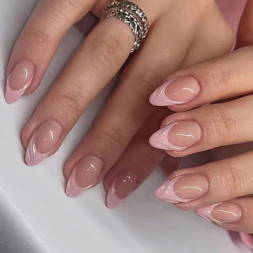 Elegante Nagelspitzen mit French Design Karnz
