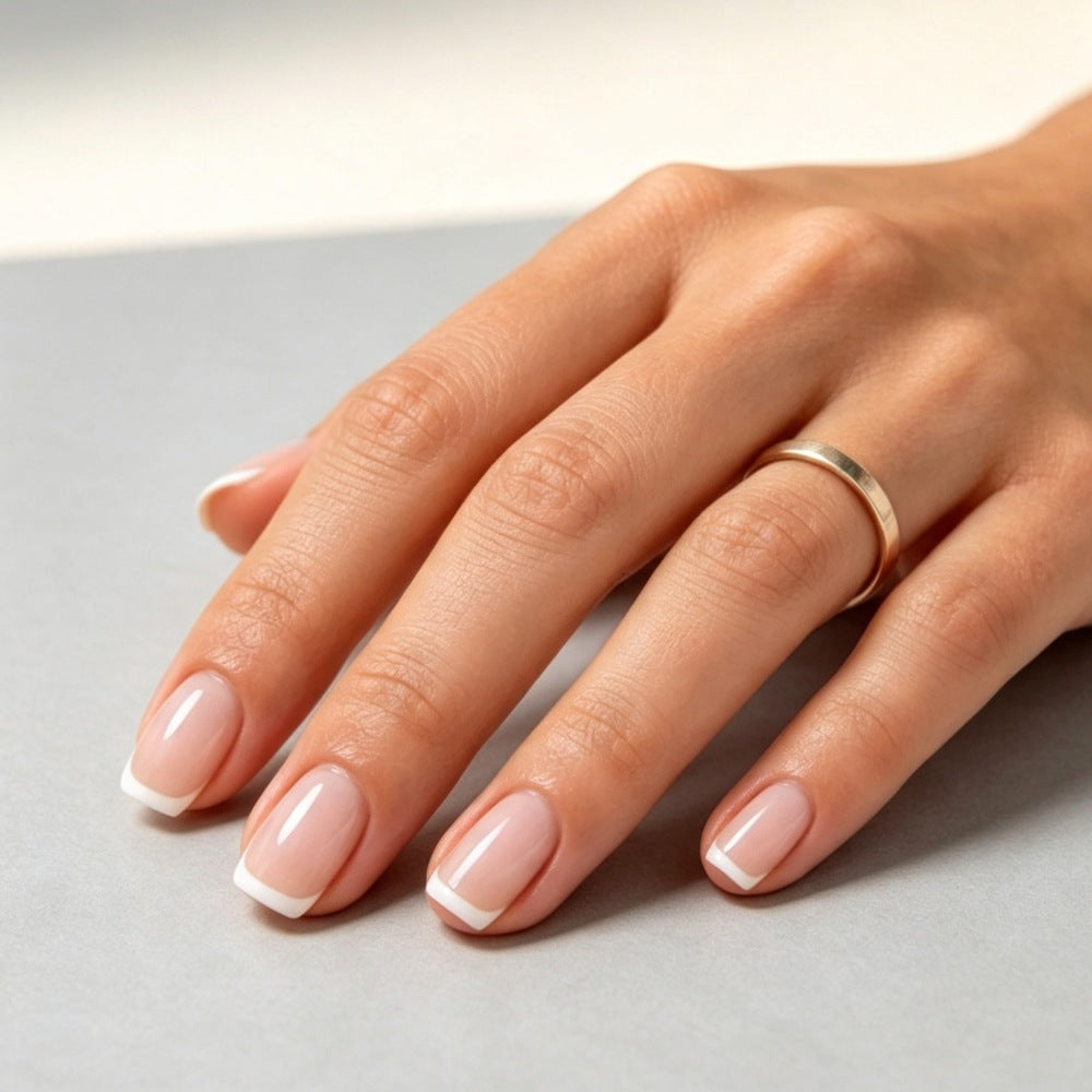 Künstliche Nail Art mit Elegantem French-Tip Karnz