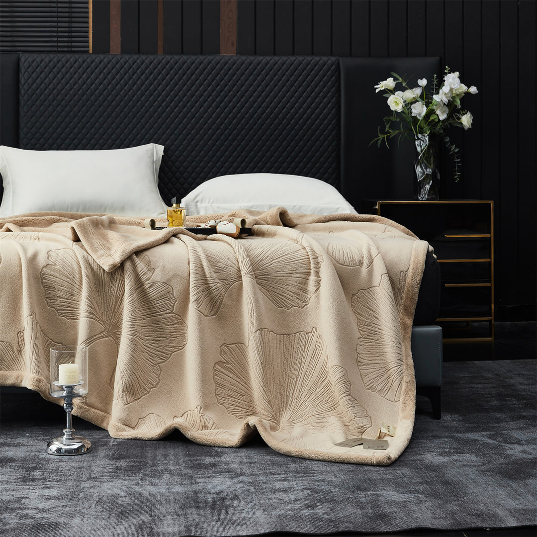 Prägierte Plüsch-Mikrofaser-Wurfdecke mit übergroßem floralem Jacquard