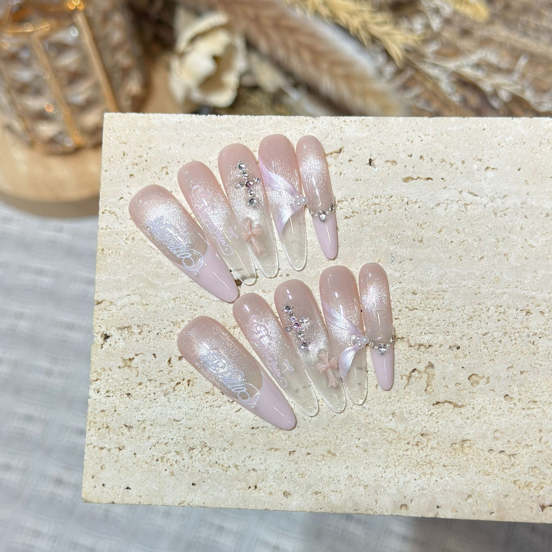 Elegantes Stiletto Press-On Nagelset mit komplexen Designs Karnz