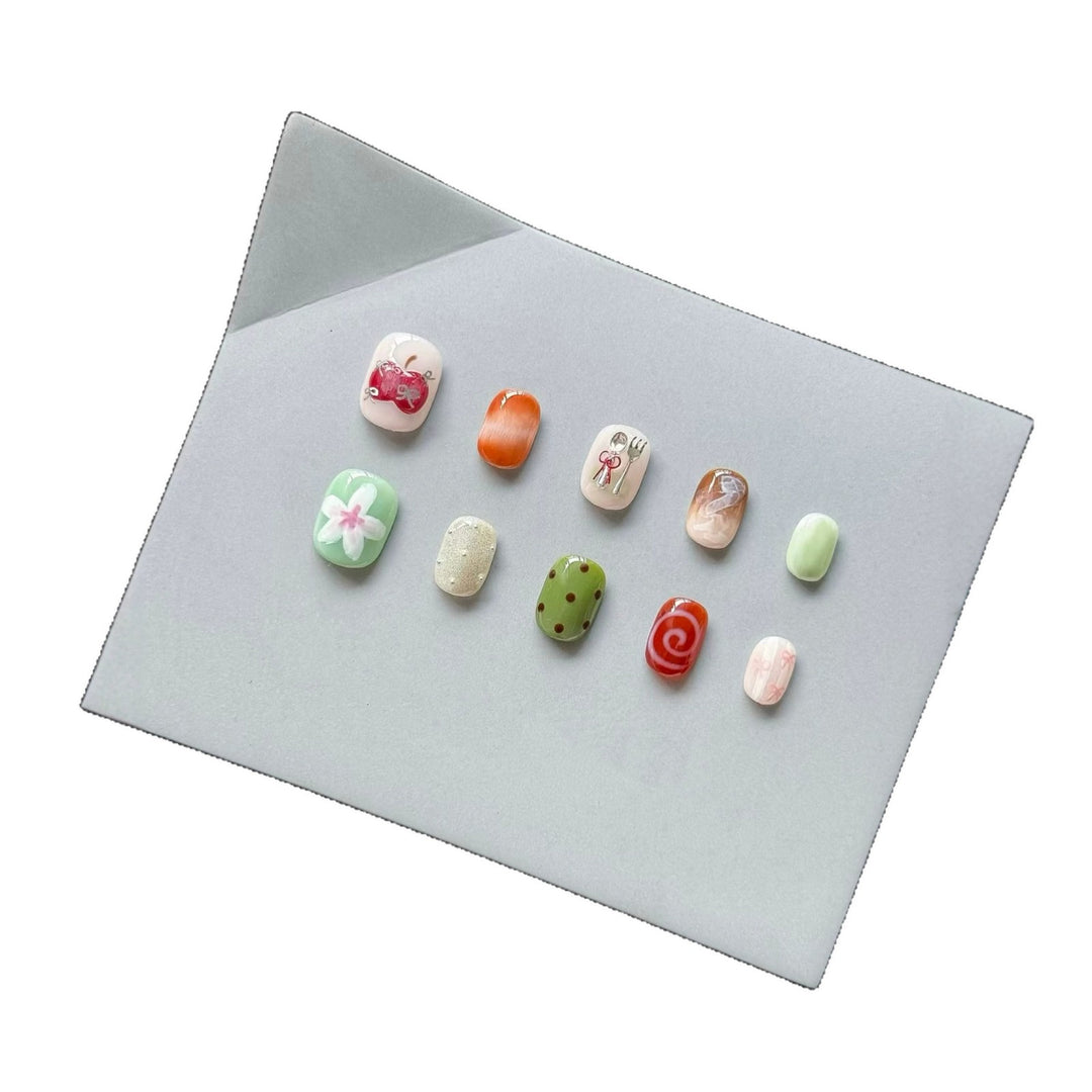Künstlerisches Press-On-Nagelset mit einzigartigen Skizzen-Designs
