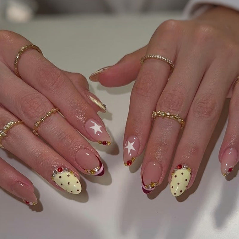 Kunstnagel Set mit luxuriösen Akzenten und kreativen Designs Karnz