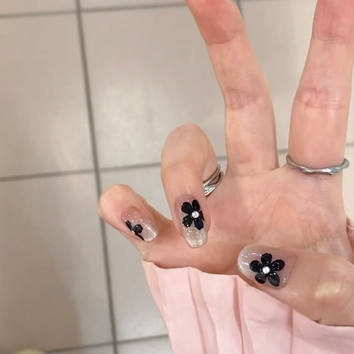 Kunstnagelset mit elegantem Blumendesign und glamourösen Akzenten Karnz