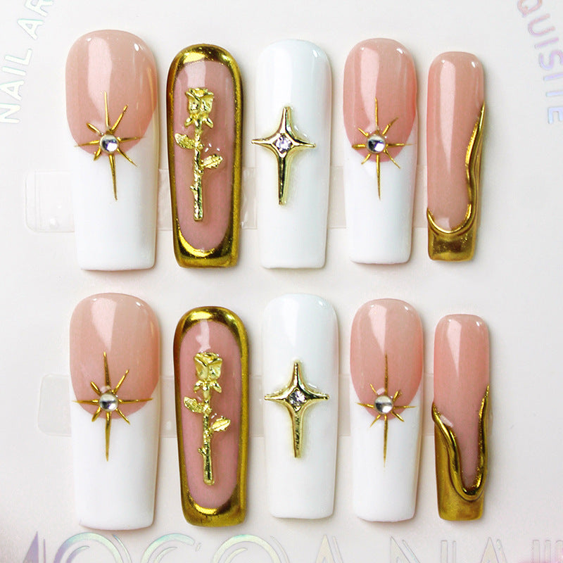 Kunstnagelset mit romantischen Blüten- und Glamour-Akzenten Karnz