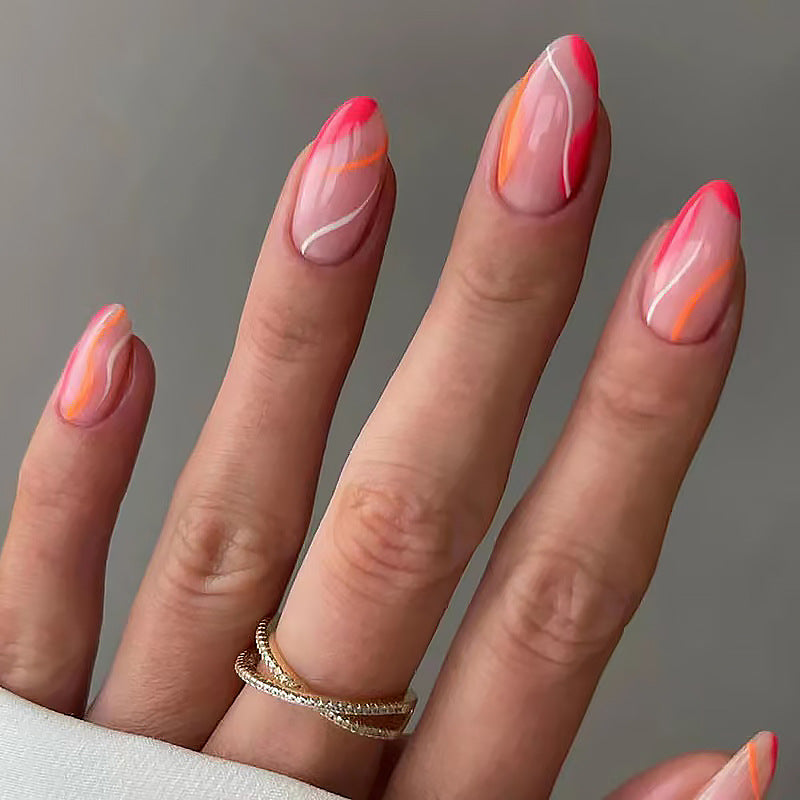 Kunstvolle Nagelspitzen mit geschwungenen Linien Karnz