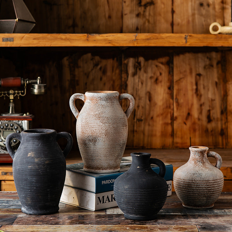 Rustikale Keramikvase mit Griffen Karnz