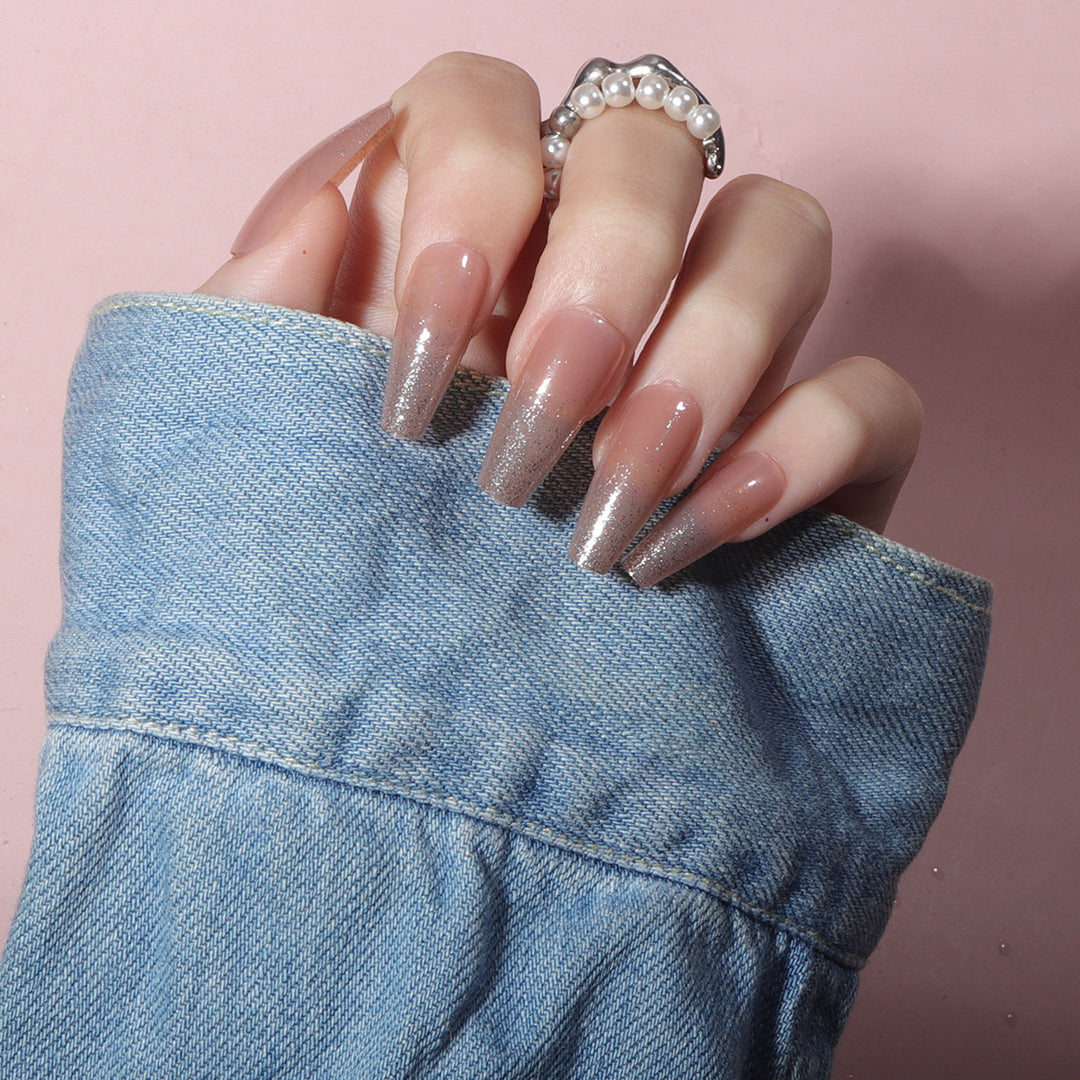 Glamouröse Glitzer-Gradient-Stilettnägel Karnz