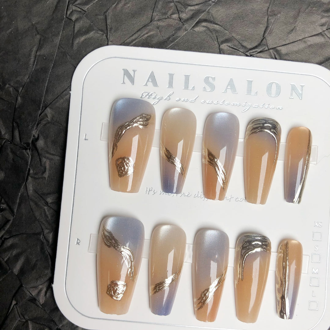 Elegantes Press-On-Nagel-Set mit goldenen Akzenten