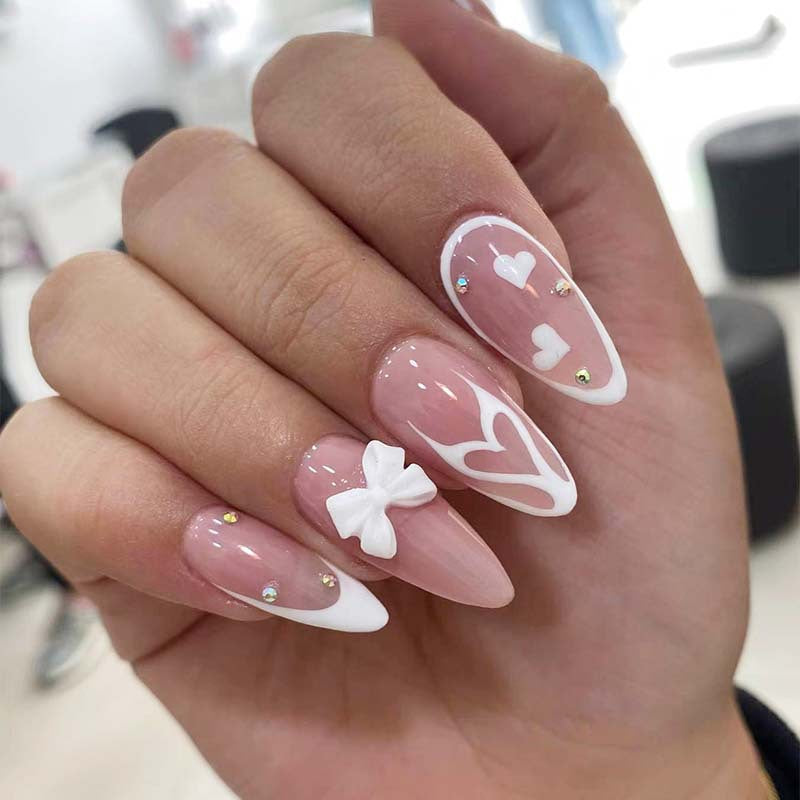 Kunstvolle Stiletto-Nägel mit Herz-Design Karnz