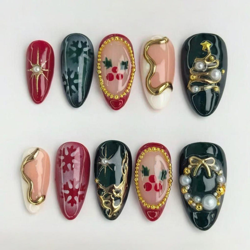Kunstnagelset mit eleganten Weihnachtsmotiven und luxuriösen Verzierungen Karnz