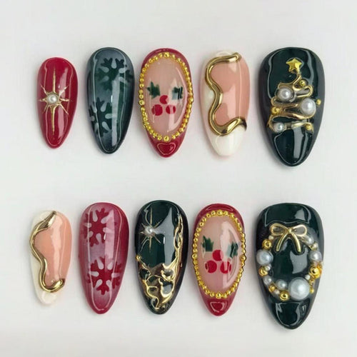 Kunstnagelset mit eleganten Weihnachtsmotiven und luxuriösen Verzierungen Karnz