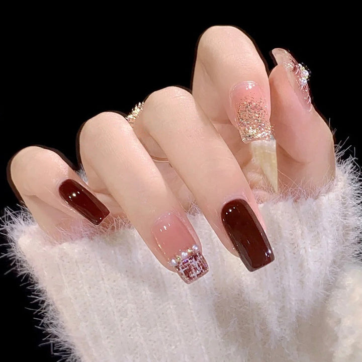 Modische Kunstfingernägel mit Glitzerdetails Karnz