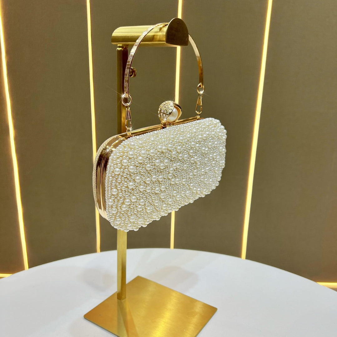 Dekorative Perlen-Clutch mit goldenen Akzenten