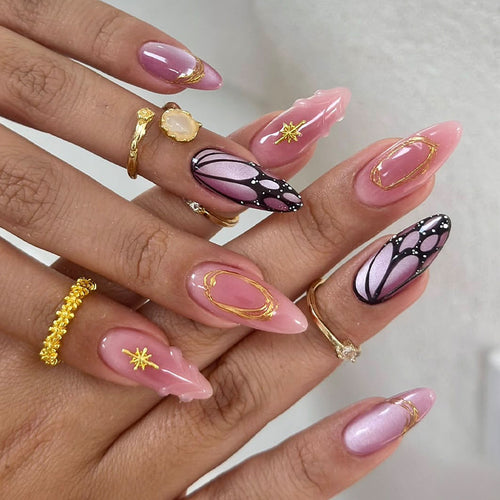 Kreatives Kunstnagelset mit rhinestones und glitzernden Akzenten Karnz