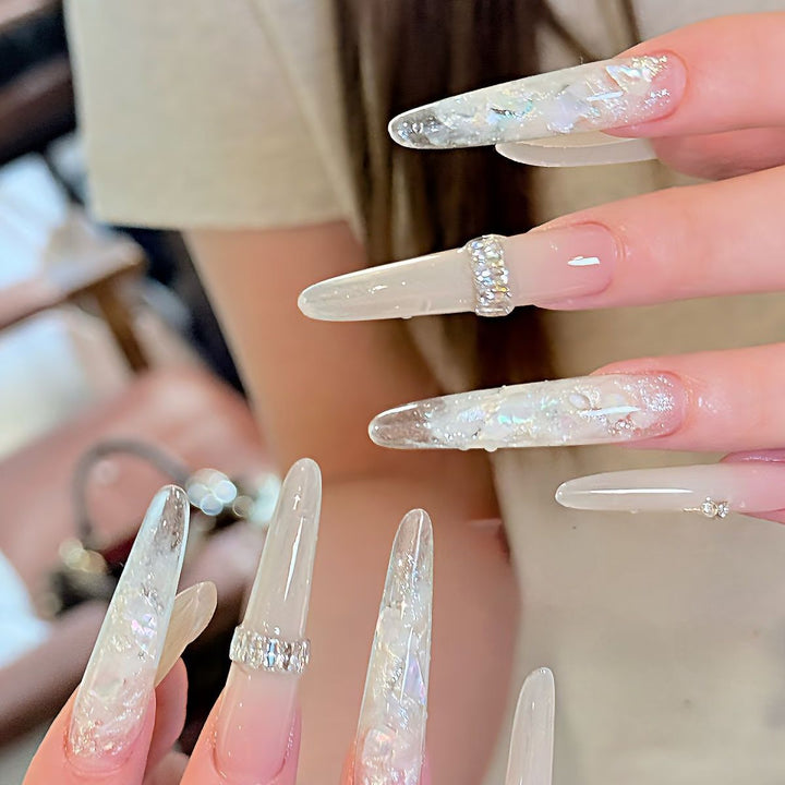 Dekorative Stiletto Nagelverlängerungen Karnz