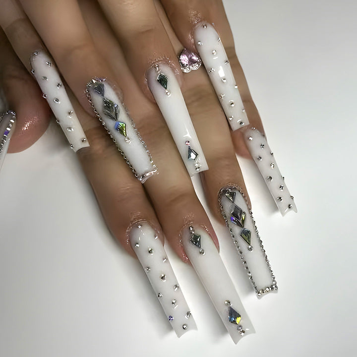 Glamouröse, mit Strass verzierte Stiletto Press-On Nägel Karnz