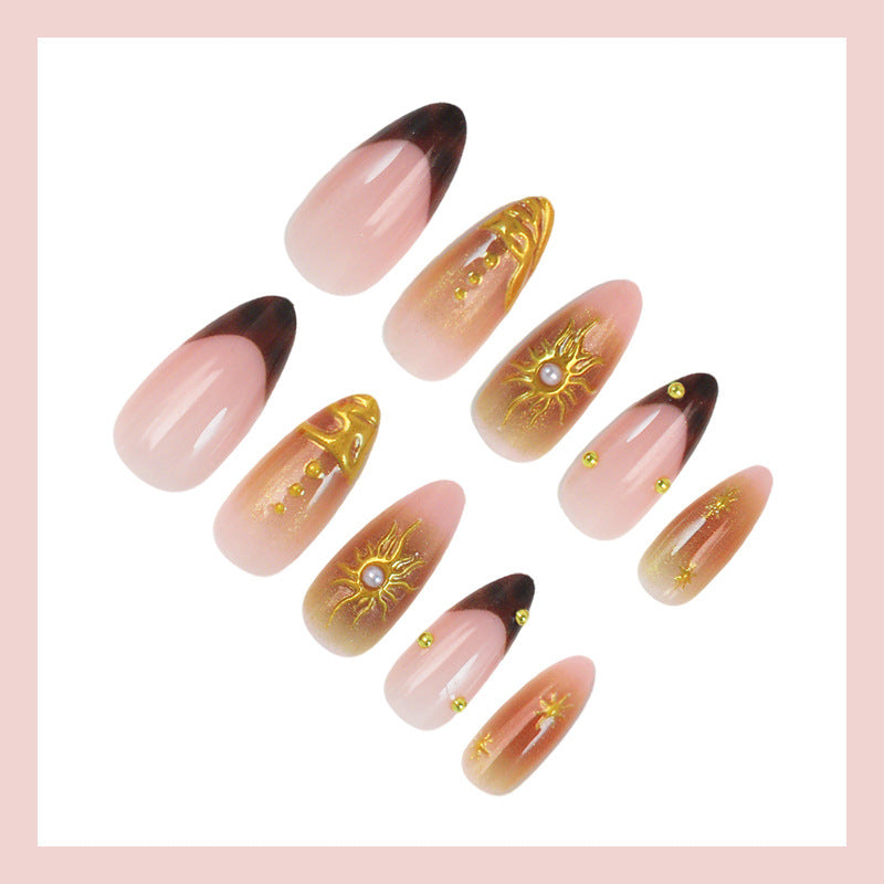 Kunstnagelset mit eleganten Goldperlen und filigranen Designs Karnz