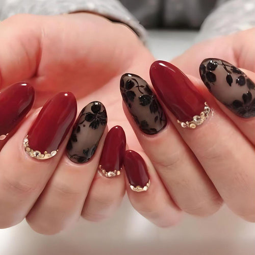 Kunstnagelset mit floralen und glamourösen Akzenten Karnz