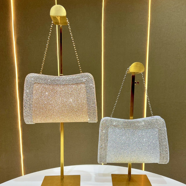 Glänzende Clutch mit Kristallbesatz