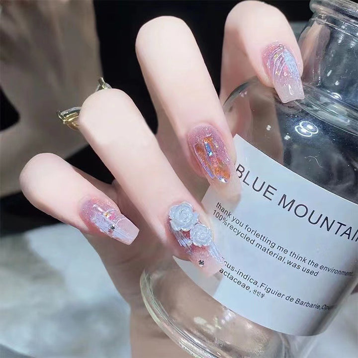 Kunstvolle Nagelkunst mit floralen Verzierungen Karnz
