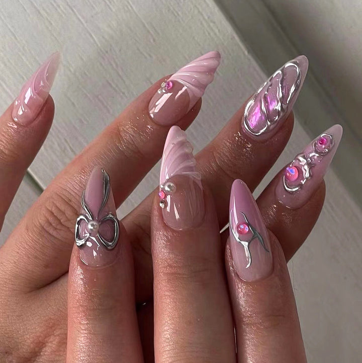 Kunstvolle Stiletto-Nägel mit Glitzer- und Perlverzierungen Karnz