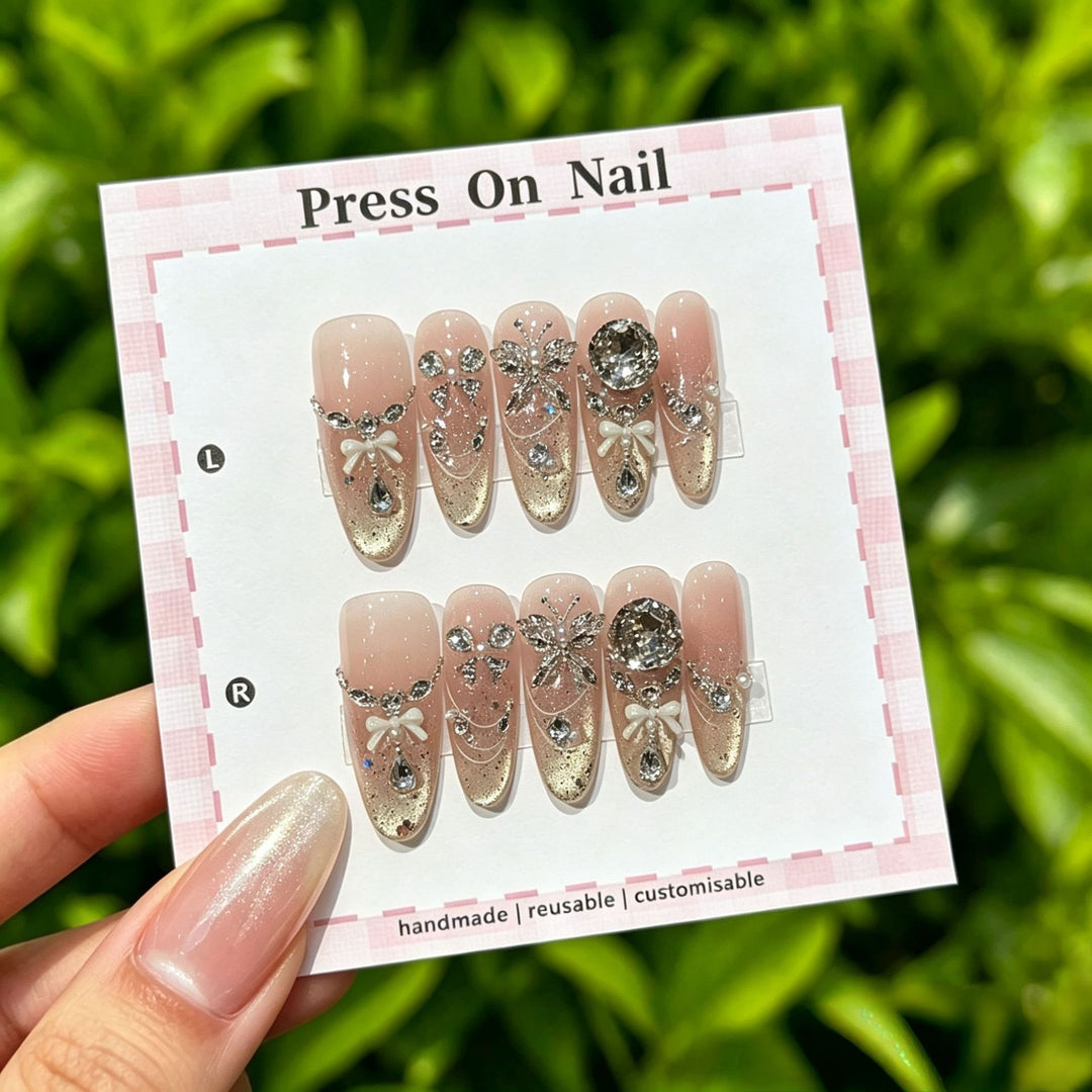 Künstlerisches Press-On Nagelset mit floralen und gemusterten Designs