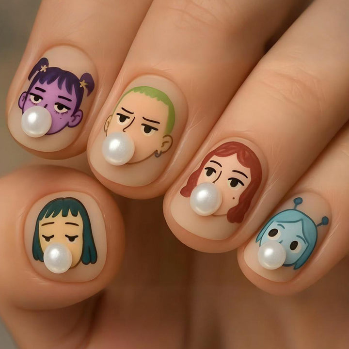 Kunstnagelset mit kreativen Charaktermotiven und eleganten Perlenakzenten Karnz