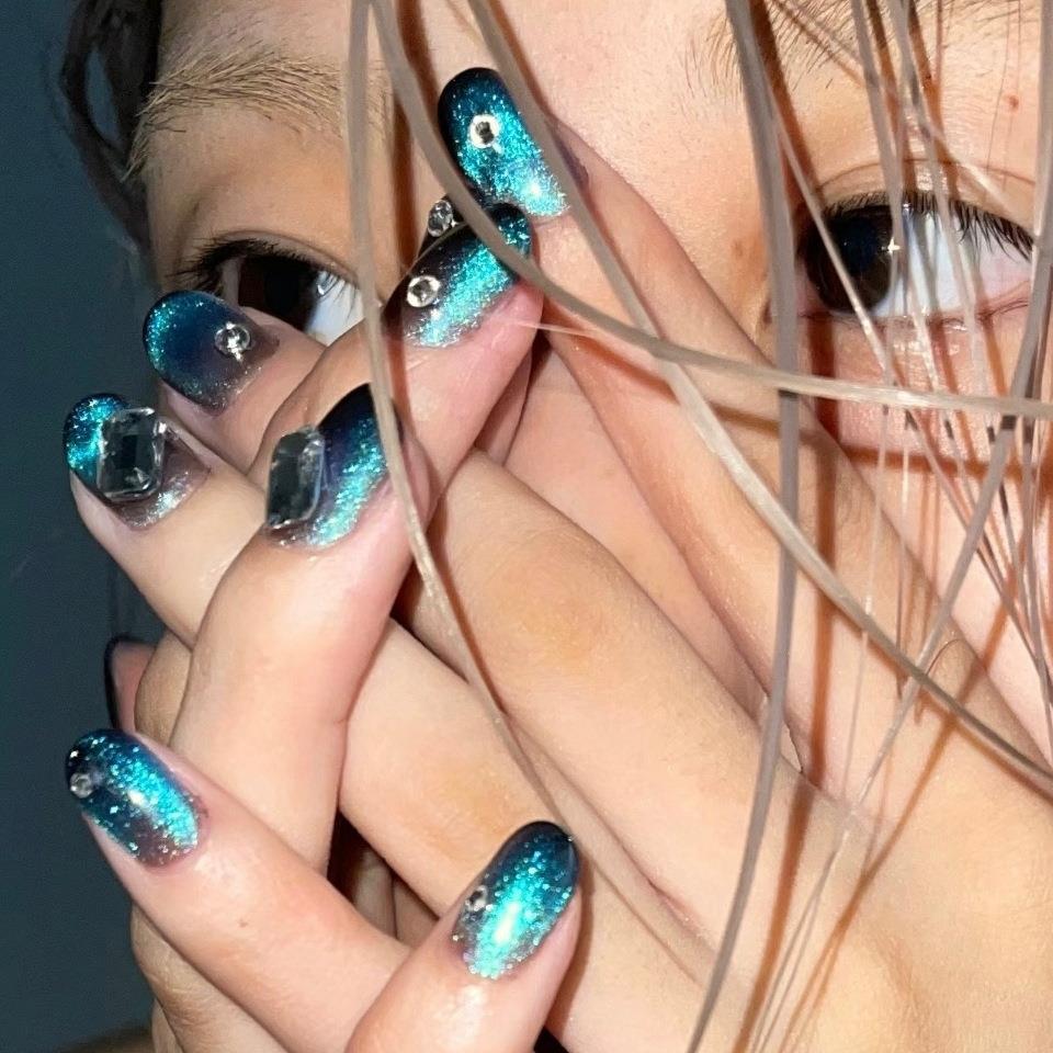 Glamouröse Ombre Press-On Nagelset mit Strass-Akzenten