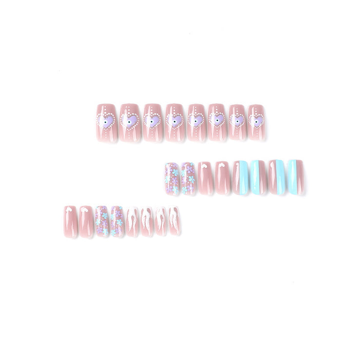 Kunstvolle Nagelkunst mit floralen Akzenten und Glitzerverzierungen Karnz