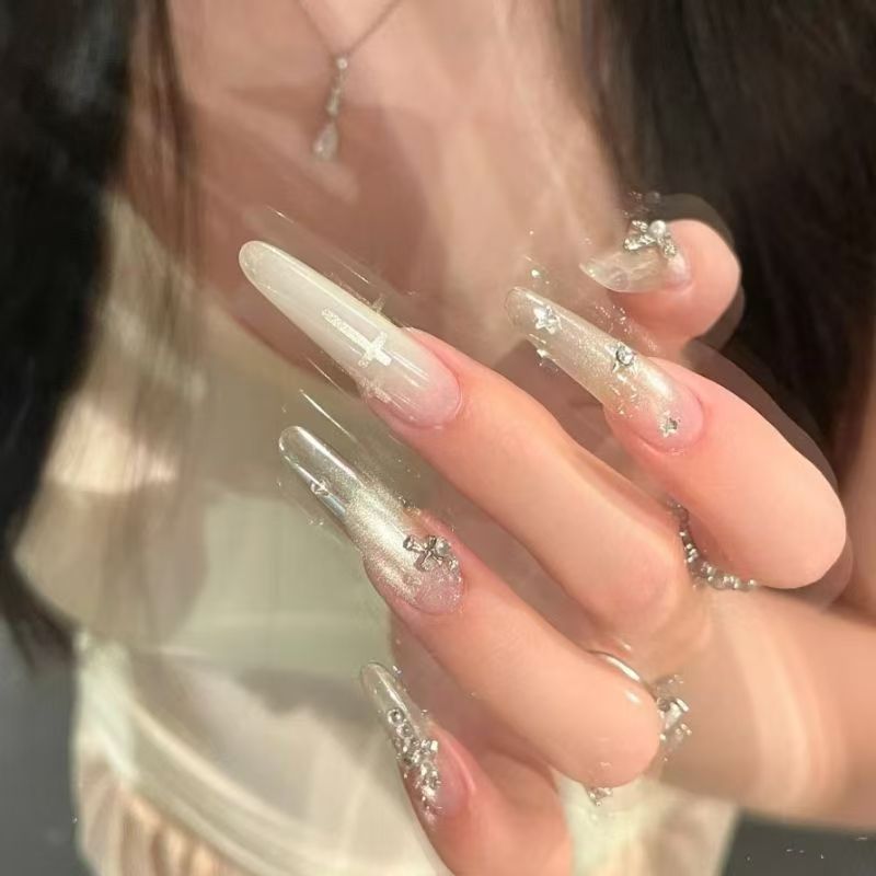 Glamouröse, kristallbesetzte Stiletto-Nagelerweiterungen