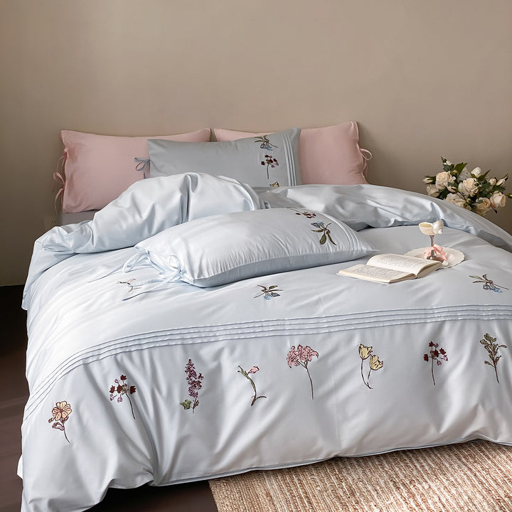 Elegante Bettwäsche-Garnitur mit feiner Blumenstickerei, Volantkissen und Wendefunktion