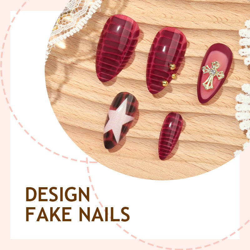 Kunstnagelset mit eleganten Verzierungen und verschiedenen Designs Karnz