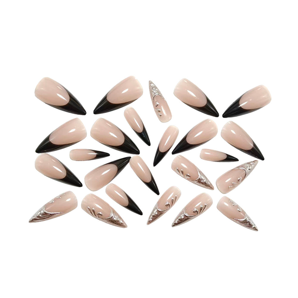 Kunstnägel Im Eleganten Stiletto-Stil mit Kunstvoller Metalldekoration Karnz