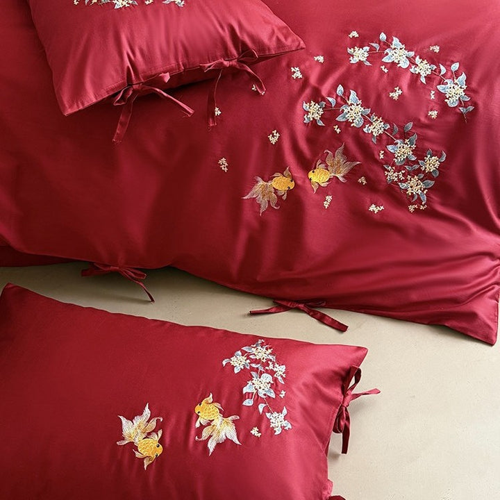 Luxuriöses Satin-Bettwäscheset mit aufwendiger floral-fischiger Stickerei