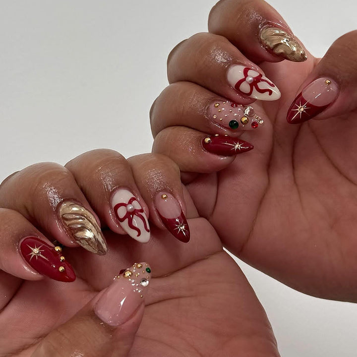 Kreatives Kunstnagelset mit stilvollen Details Karnz