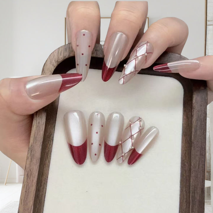 Elegante Kunstnagel-Set mit stilvollen roten Akzenten Karnz