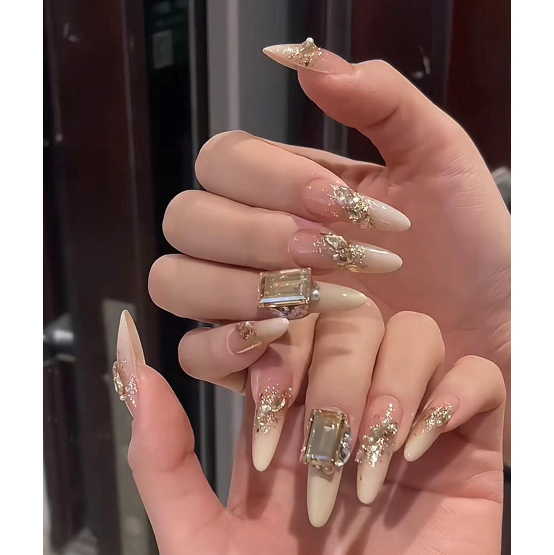 Glamouröse Stiletto Press-On Nagelset mit metallischen Akzenten Karnz