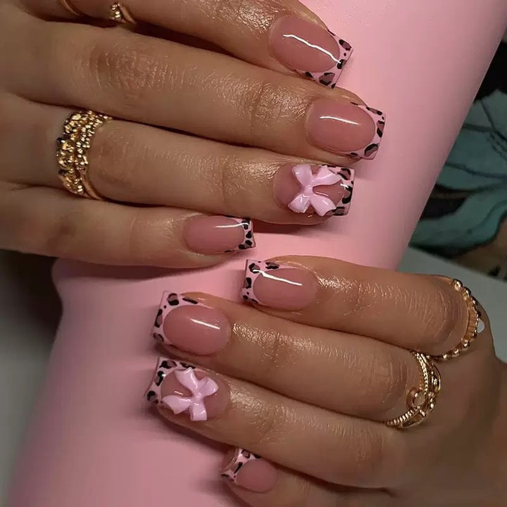 Kunstnagelset mit elegantem Leopardenmotiv und niedlichen Schleifen Karnz