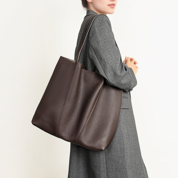 Oversized gepunktete Leder-Slouch-Tasche mit langen Schulterriemen