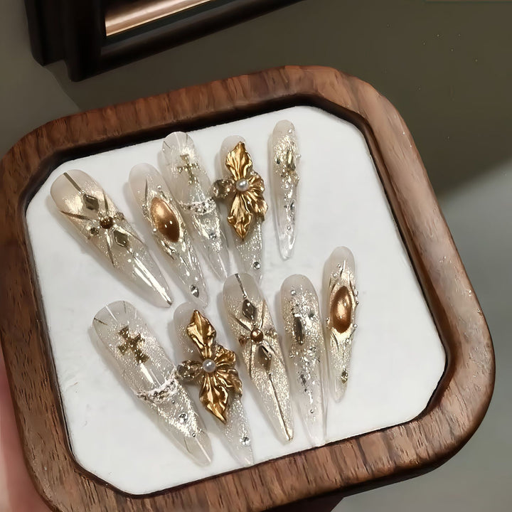 Kunstnägel Im Eleganten Gold-Design Karnz